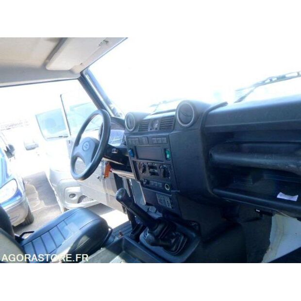 2011 لاند روفر Defender-45620074