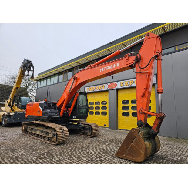 2022 Hitachi ZX220LC-45620398