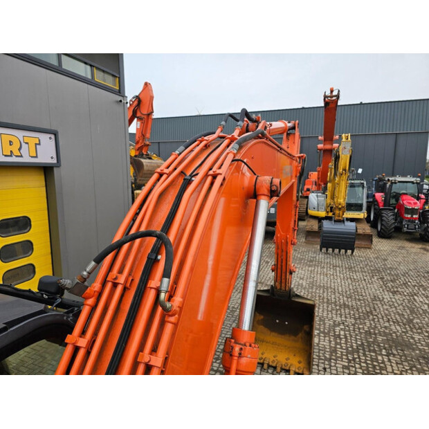 2022 Hitachi ZX220LC-45620402