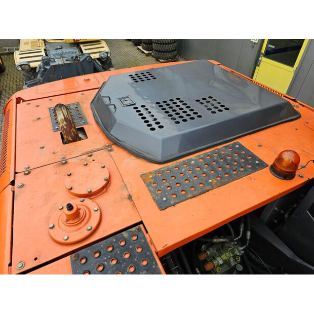 2022 Hitachi ZX220LC-45620407