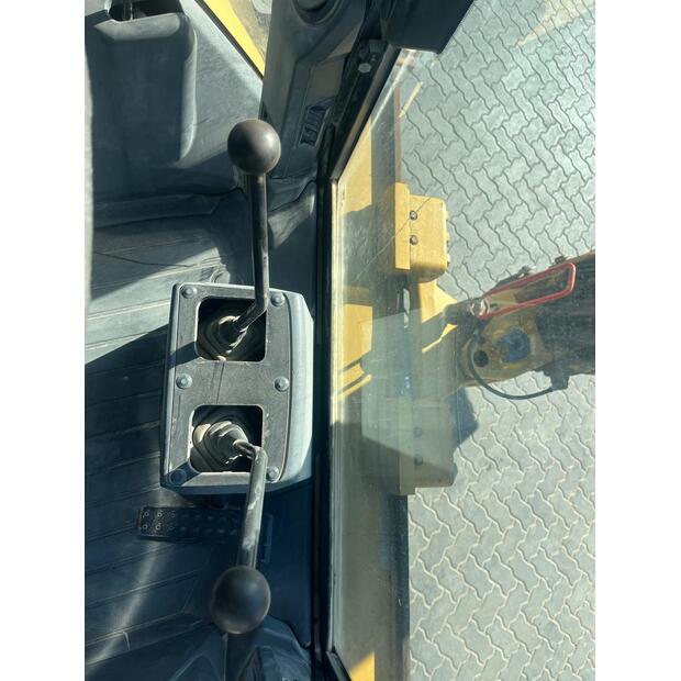 2016 Caterpillar 422F2-45639477