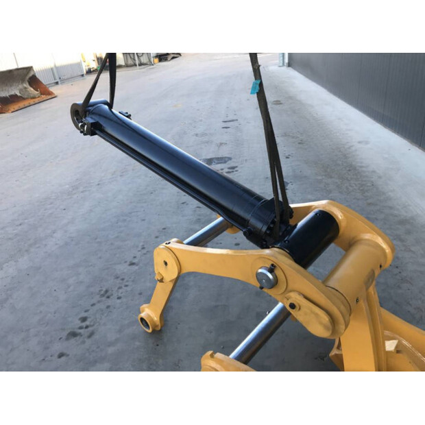 2025 Caterpillar 320D-45640400