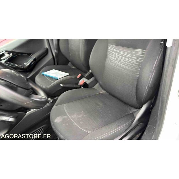 2018 بيجو 208-45671981