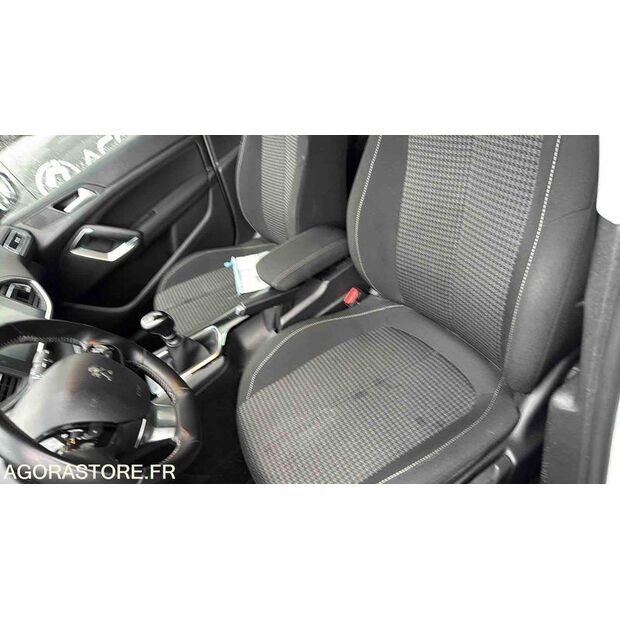 2020 Peugeot 308-45672165