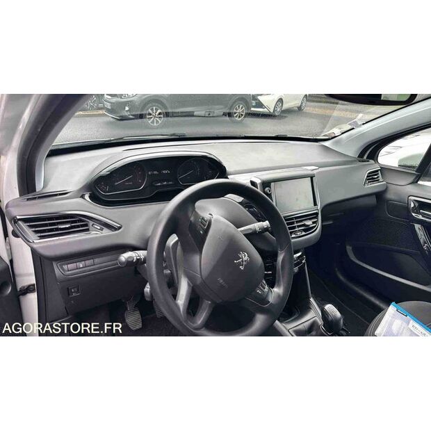 2017 Peugeot 208-45672339