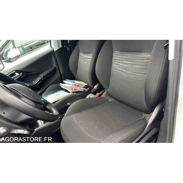 2017 بيجو 208-45672341