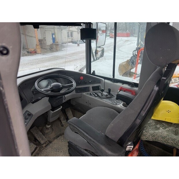 2019 فولفو A25G-45682871