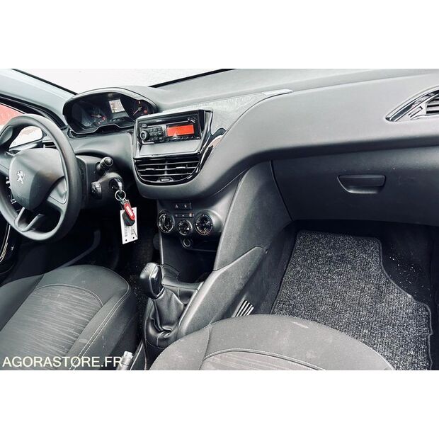 2015 Peugeot 208-45688376
