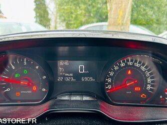 2015-peugeot-208-1426404-45688383