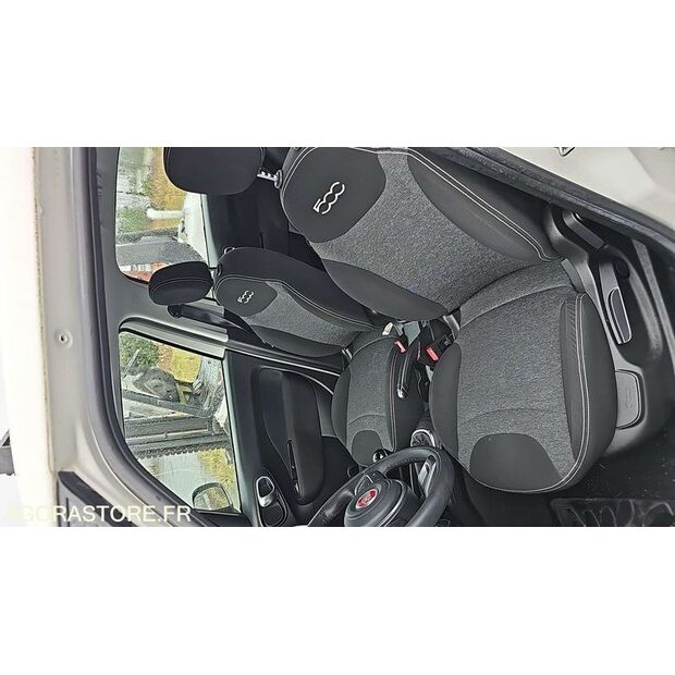 2017 Fiat 500-45688590