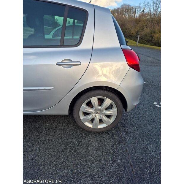 2011 Renault Clio-45688719