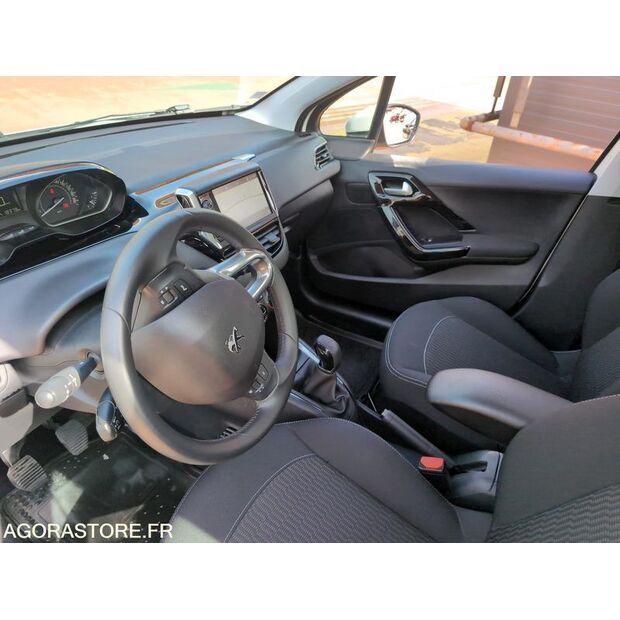 2018 بيجو 208-45688933