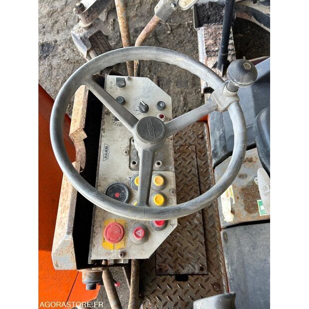 2005 هام HD 12-45688948