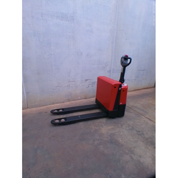 2001 BT W18-45693352