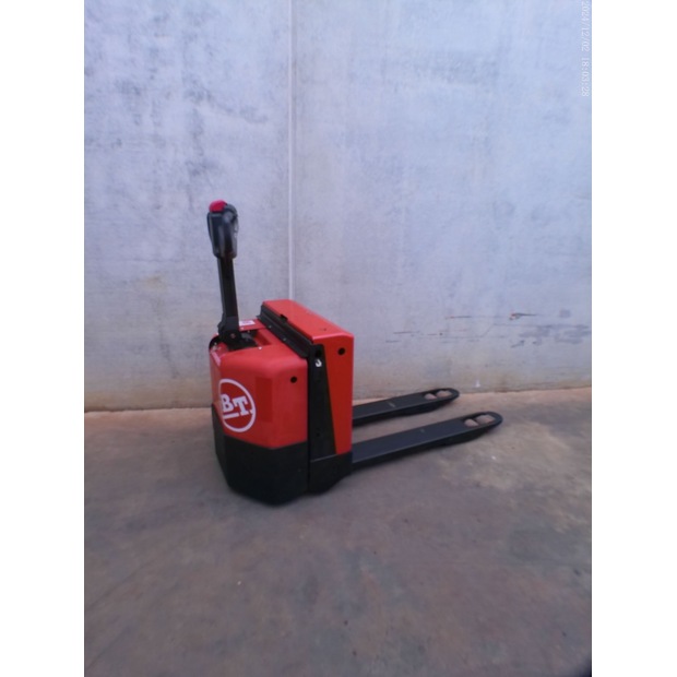 2001 BT W18-45693353