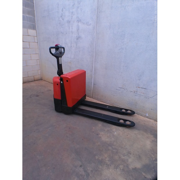 2001 BT W18-45693354