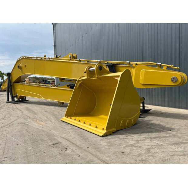 2026 Komatsu PC220-45711590