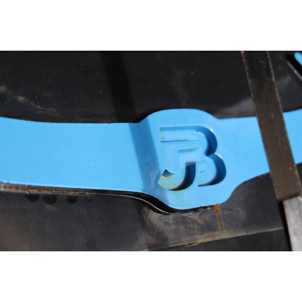 BB32 Buffalo Crusher-45715478