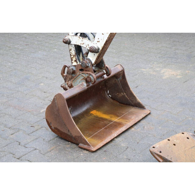 2011 تاكوتشي TB219-45715921