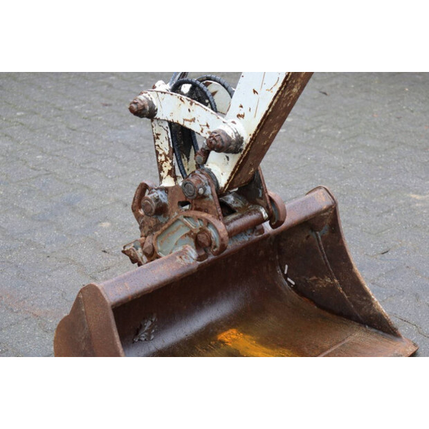 2011 تاكوتشي TB219-45715922