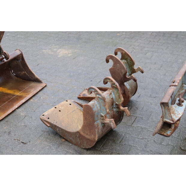 2011 تاكوتشي TB219-45715923