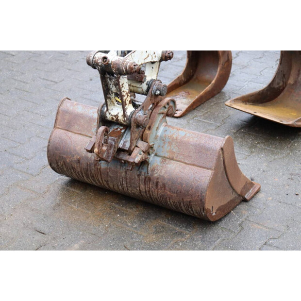 2011 تاكوتشي TB219-45715924