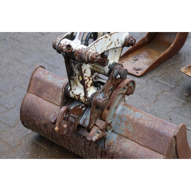 2011 تاكوتشي TB219-45715925