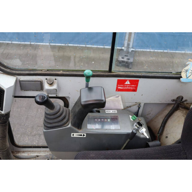 2011 تاكوتشي TB219-45715943