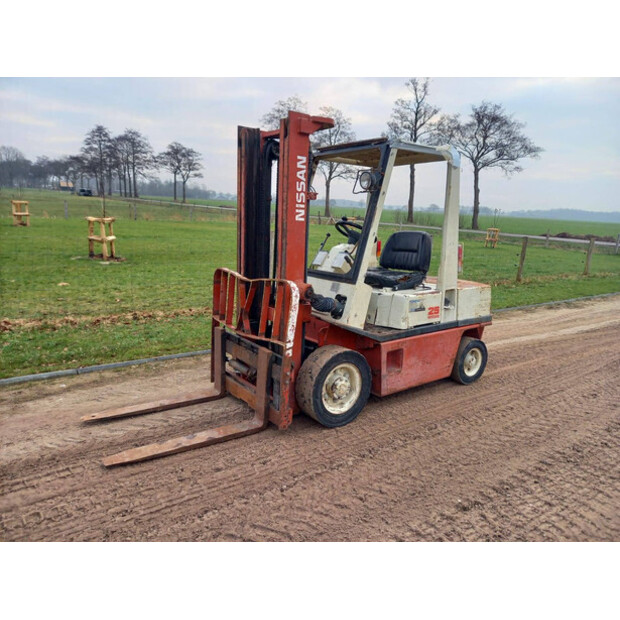 1992 نيسان FD25-45718636