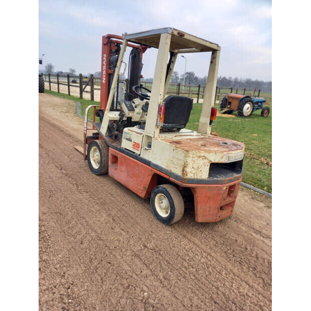 1992 نيسان FD25-45718638