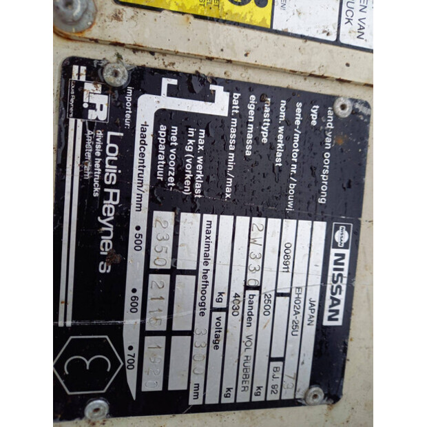 1992 نيسان FD25-45718640