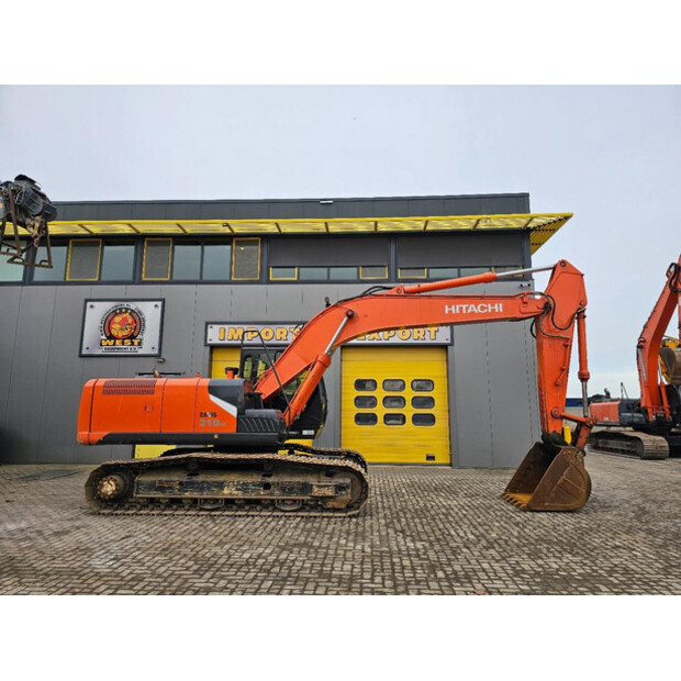 2022 Hitachi ZX220LC-45739281