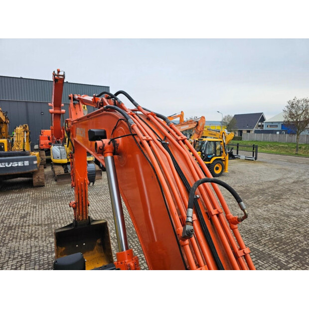 2022 Hitachi ZX220LC-45739292