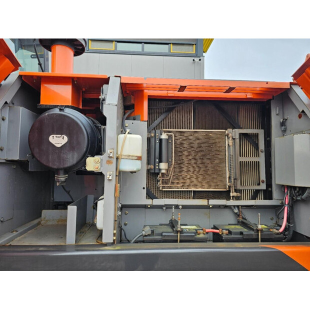 2022 Hitachi ZX220LC-45739294