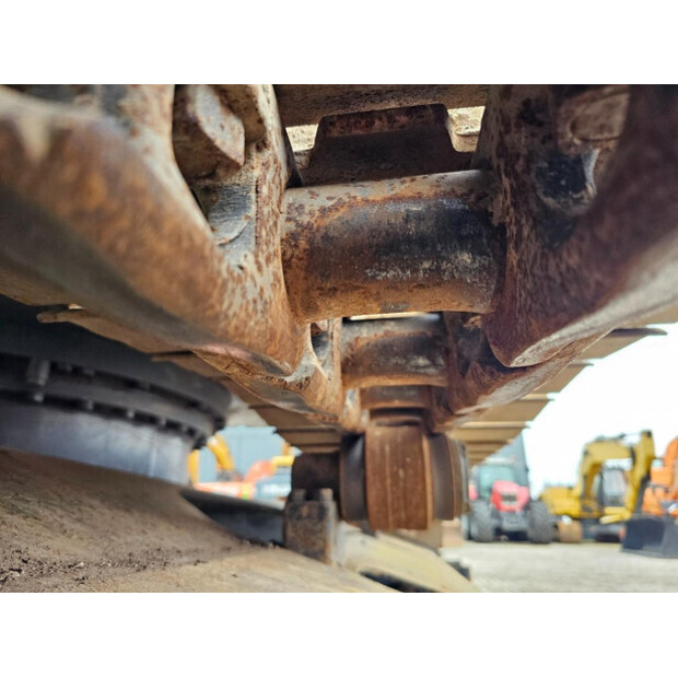 2022 Hitachi ZX220LC-45739305