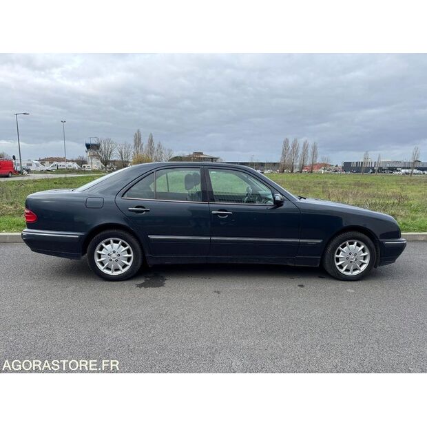 1999 Mercedes-Benz E220-45756363