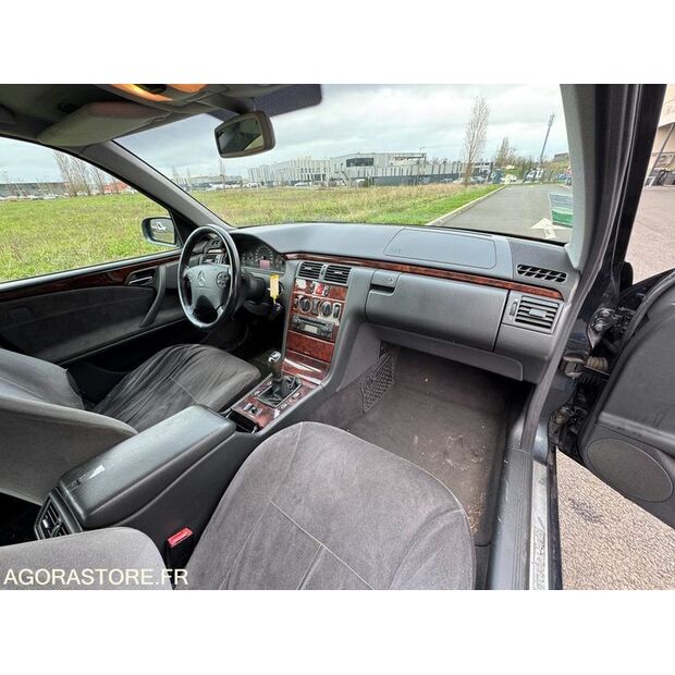 1999 Mercedes-Benz E220-45756371