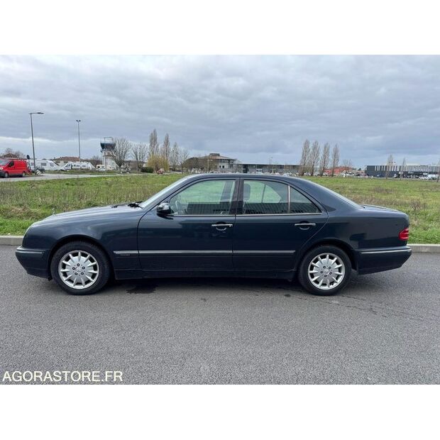 1999 Mercedes-Benz E220-45756378