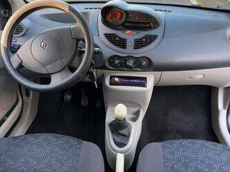 2010-renault-twingo-1427990-45756575