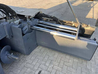 2018-volvo-p-7820d-45758287