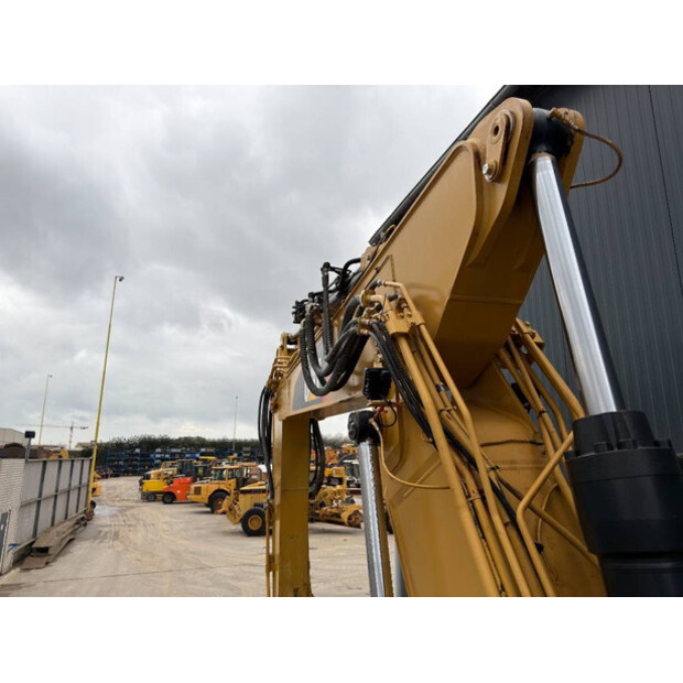 2016 Caterpillar 320FL-45760406