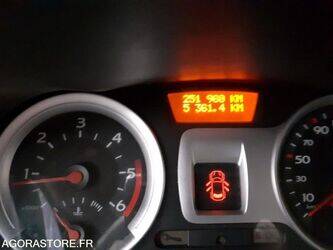 2008-renault-clio-1428337-45777695