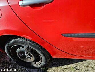 2010-renault-clio-1428342-45777763