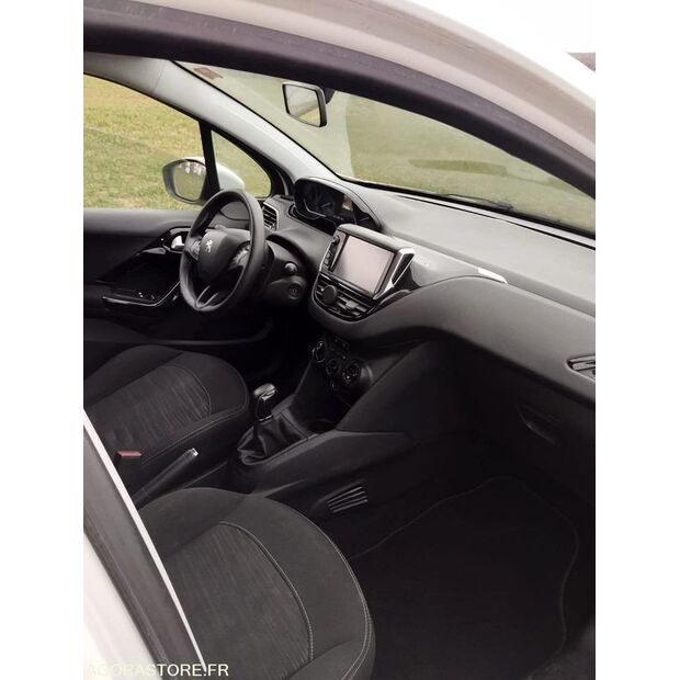 2016 Peugeot 208-45778364