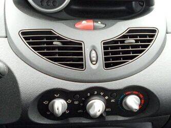 2010-renault-twingo-1428561-45795875