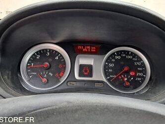 2013-renault-clio-1428604-45809115