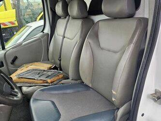 2006-renault-trafic-1428563-45809261