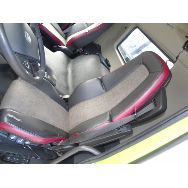 2017 فولفو FM-45814202