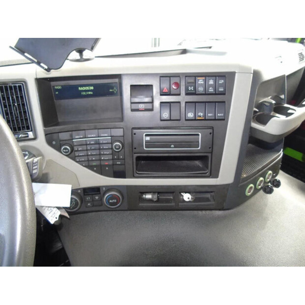 2017 فولفو FM-45814217