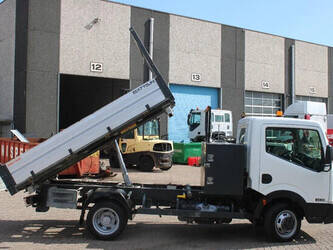 2011-nissan-45-13-45818857